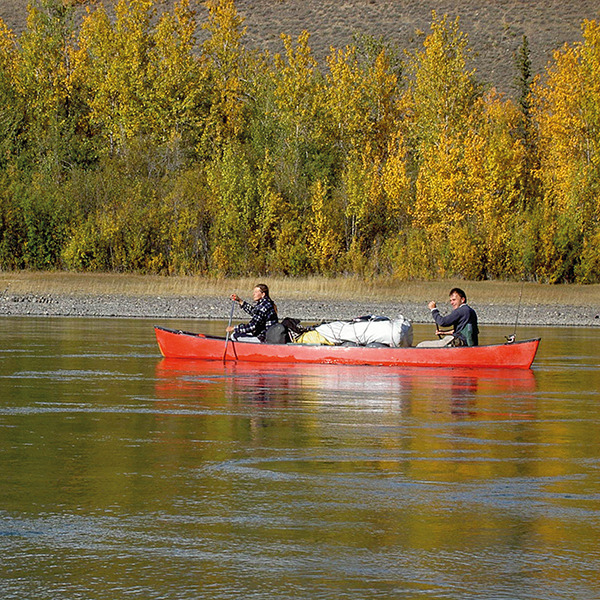 Eine Frau und ein Mann im roten Kanu am Yukon River in Kanada