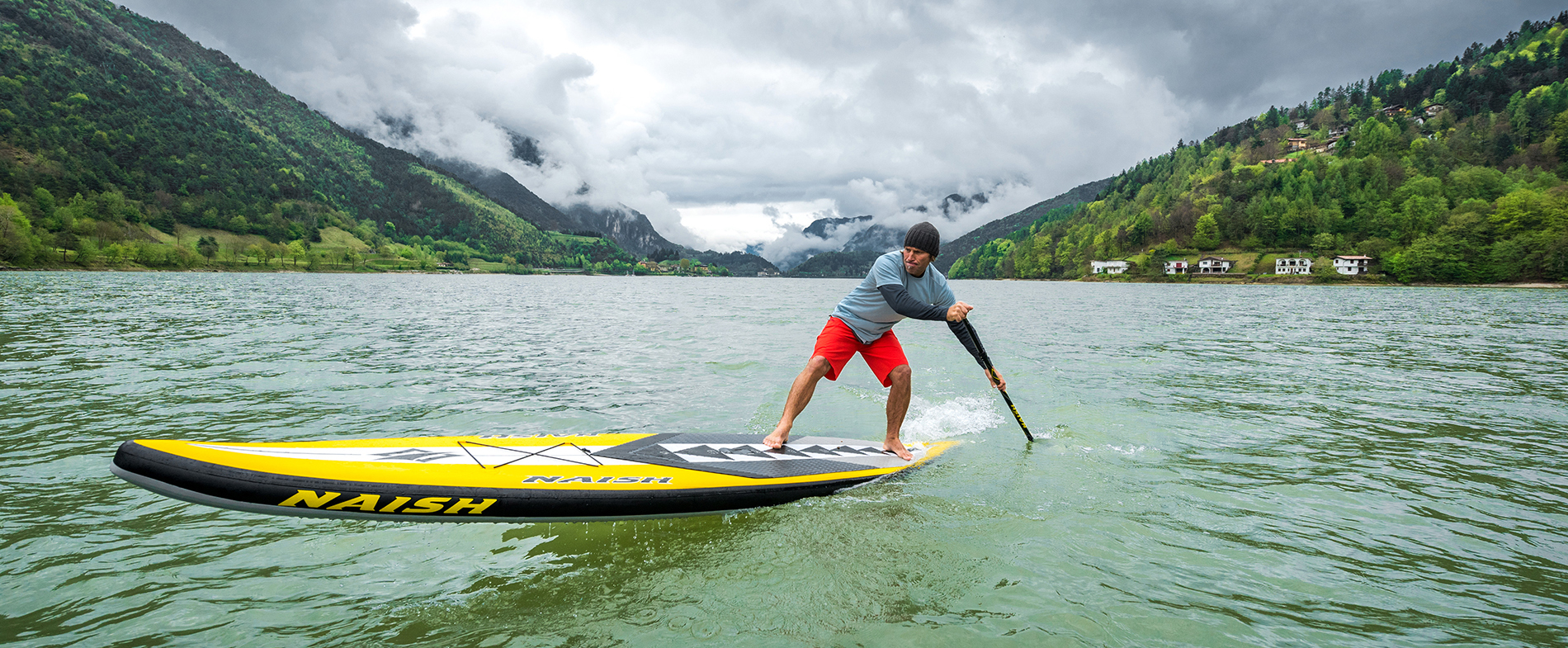 ein SUP Board Paddler im See