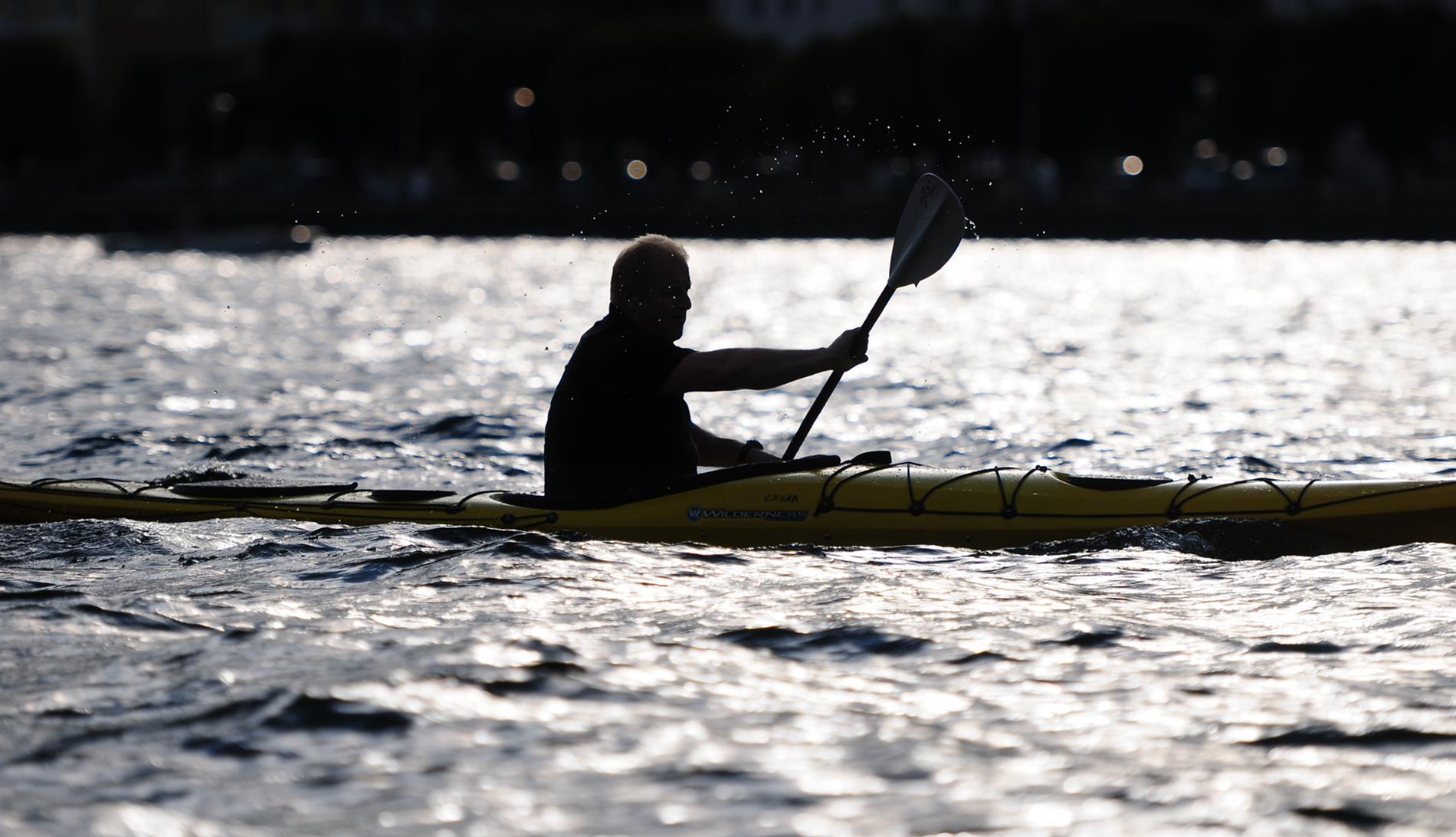 Nachtaufnahme eines Kajak-Paddlers im Traunsee